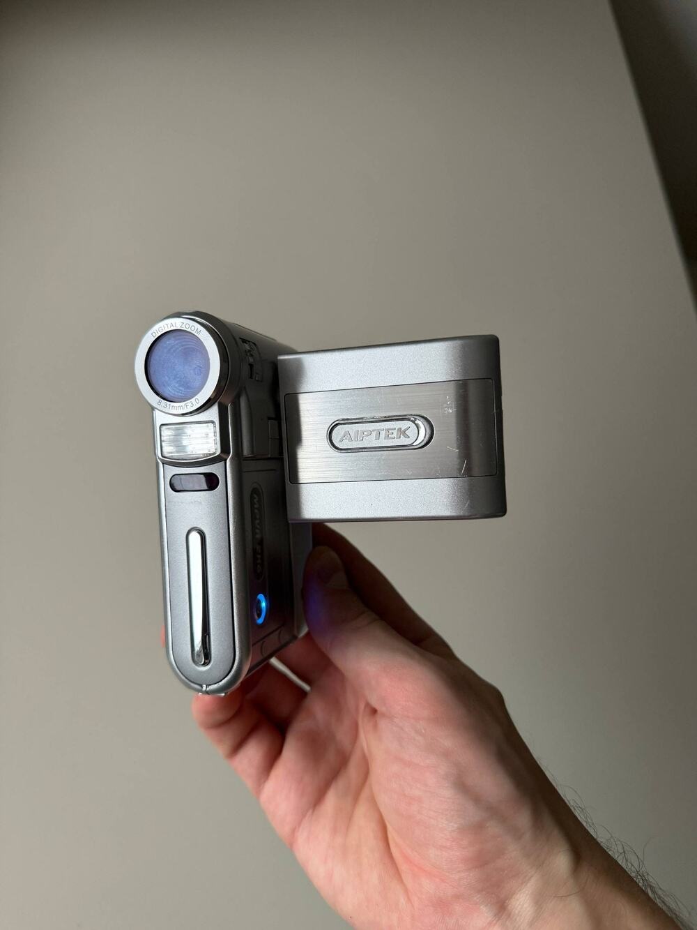 Aiptek DZO-V38 Digital Camera Camcorder Mini y2k 6mp MPEG VGA w/Charger WORKS